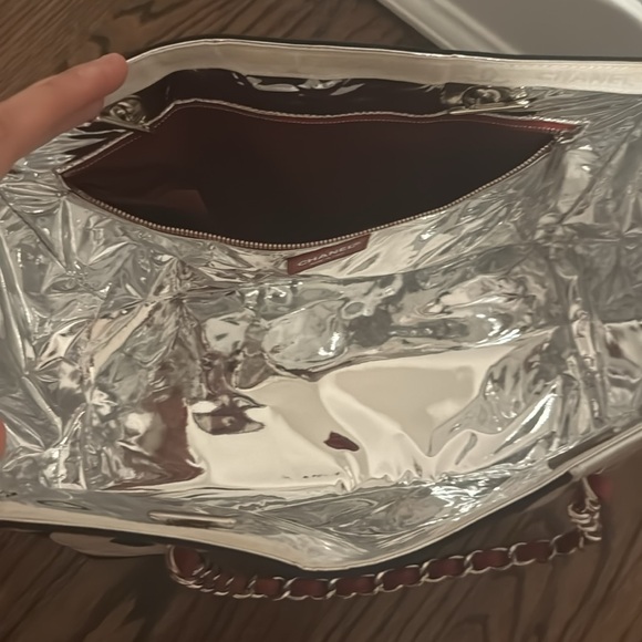 Gorgeous Chanel shoulder bag/tote to elevate your look!! - Picture 3 of 6